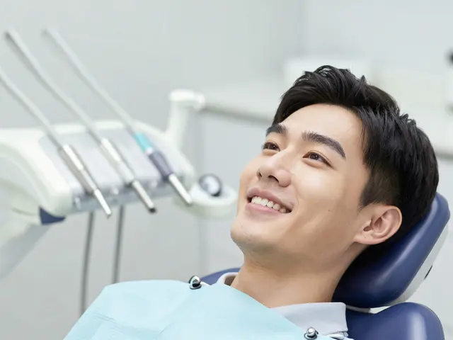 Jak dlouho nepít po dentální hygieně? Kompletní průvodce péčí po zákroku